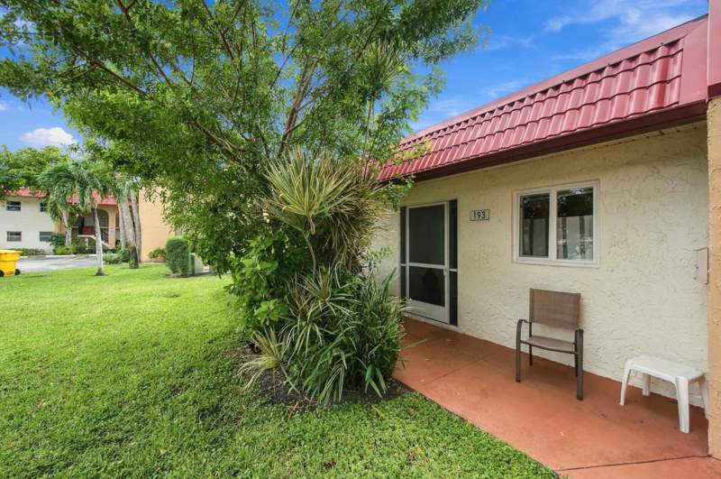 2 bedroom Villa at 193 Lake Evelyn Drive, Golden Lakes Village Condo 1 Thru 13-A, West Palm Beach — photo 3