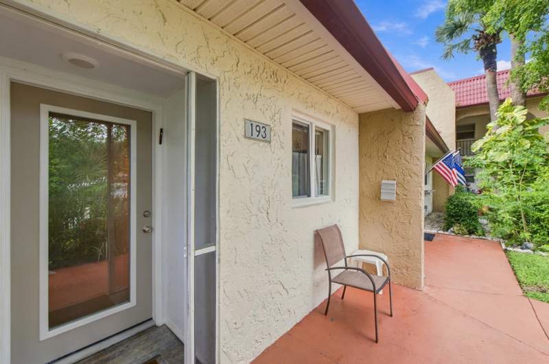 2 bedroom Villa at 193 Lake Evelyn Drive, Golden Lakes Village Condo 1 Thru 13-A, West Palm Beach — photo 4