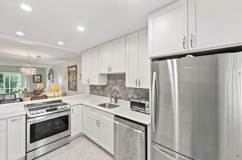 2 bedroom Villa at 193 Lake Evelyn Drive, Golden Lakes Village Condo 1 Thru 13-A, West Palm Beach — photo 2