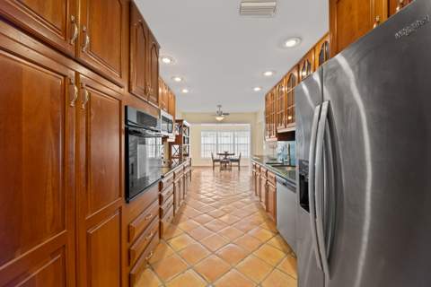 6760 Hollandaire Drive, Boca Raton FL - photo 6 of 34