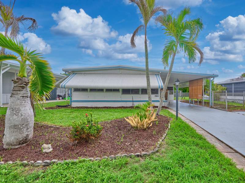2 bedroom Mobile Home at 7965 SE Wren Avenue, Ridgeway, Hobe Sound — photo 2