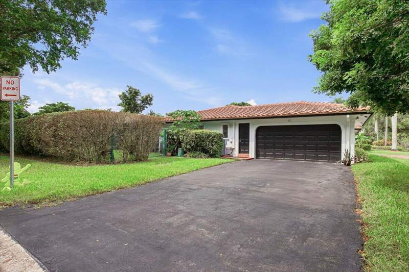 4 bedroom Single Family Residence at 9642 NW 1st Place, Oak Wood , Coral Springs — photo 4