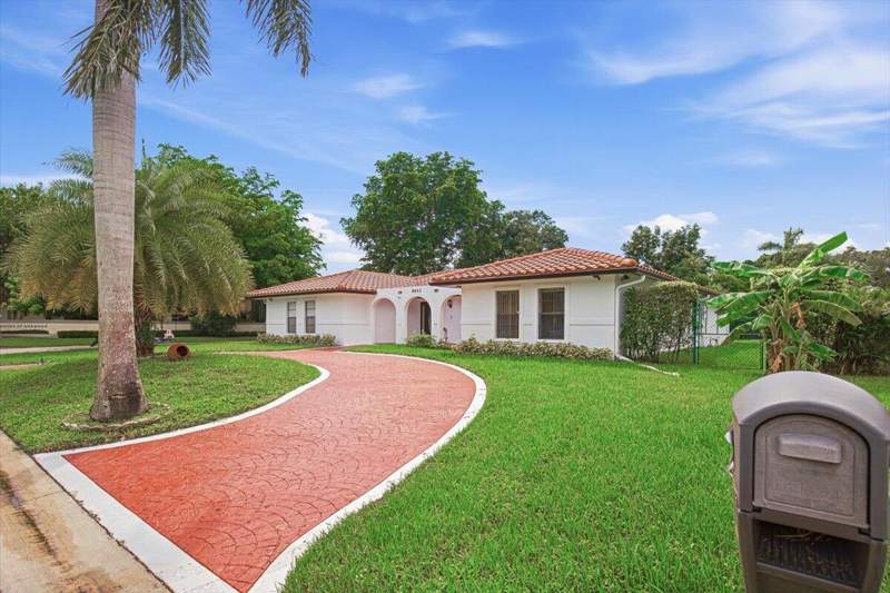 4 bedroom Single Family Residence at 9642 NW 1st Place, Oak Wood , Coral Springs — photo 2