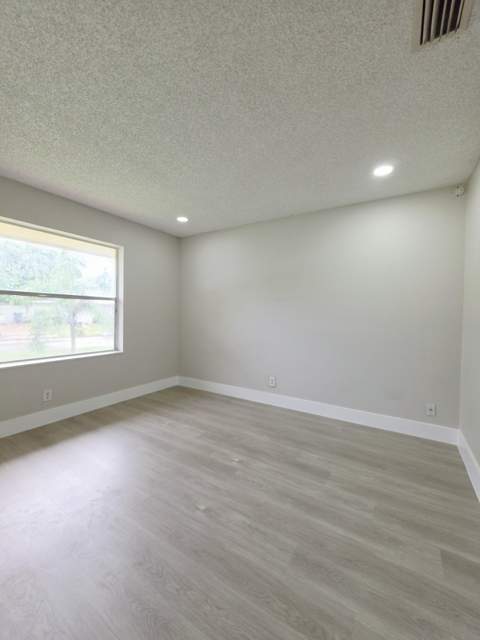 6117 Blue Grass Circle, Lake Worth FL - photo 6 of 29