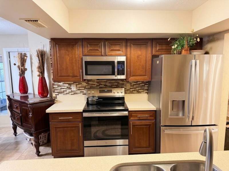 3 bedroom Single Family Residence at 820 SW 49th Terrace, Oakland Hills, Margate — photo 3