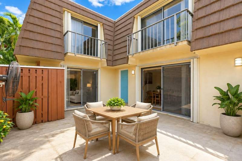 2 bedroom Townhouse at 3960 August Drive, Lago Lucerne, Lake Worth — photo 2