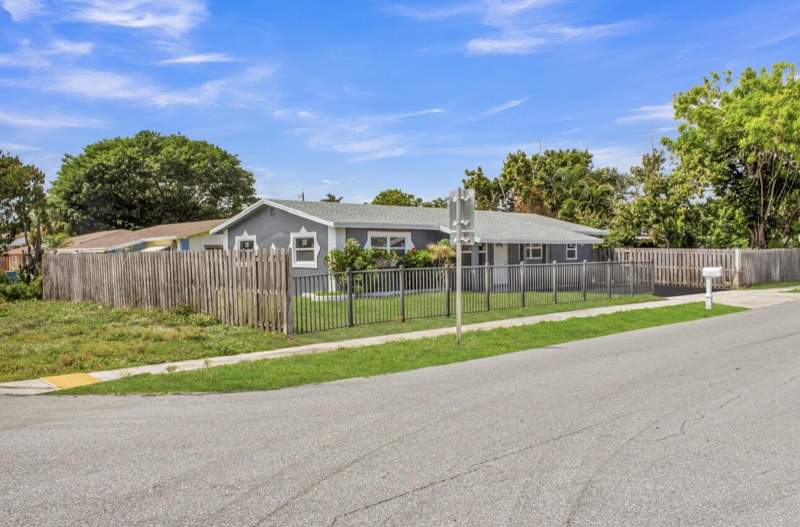 4 bedroom Single Family Residence at 915 SW 3rd Street, Bellamy Heights Boynton, Boynton Beach — photo 2