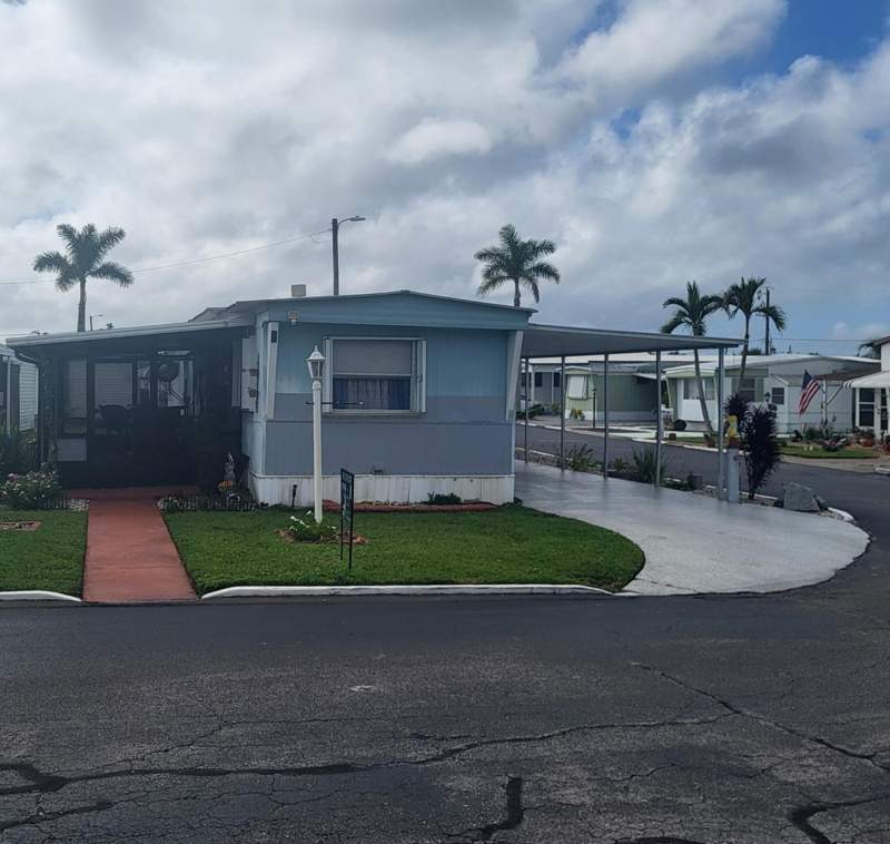 3 bedroom Mobile Home at 10885 SE Federal Hwy 67 Highway, Hobe Sound, Hobe Sound — photo 2