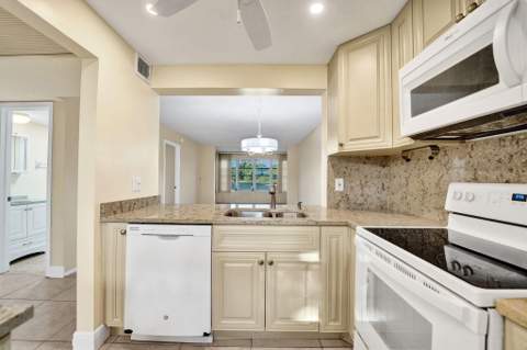 9460 Poinciana Place #203, Davie FL - photo 10 of 51