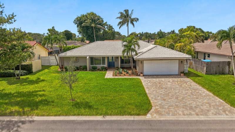 3 bedroom Single Family Residence at 626 NW 100th Way, Oak Wood, Coral Springs — photo 2