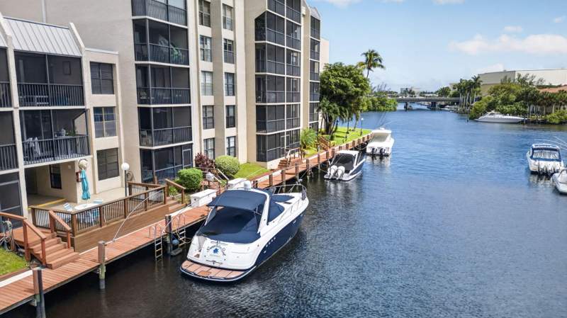 2 bedroom Condominium at 8 Royal Palm Way #104, Boca Bayou, Boca Raton — photo 2