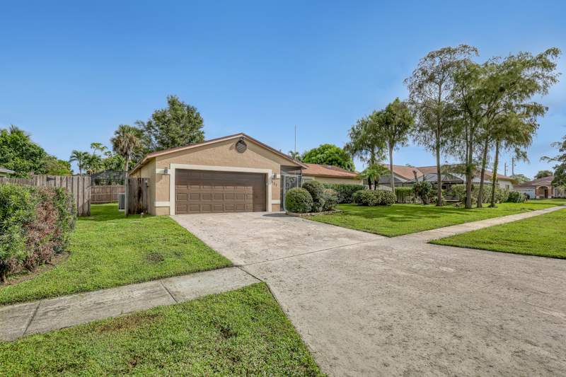 3 bedroom Single Family Residence at 102 Sand Pine Way, Royal Pines Est, Royal Palm Beach — photo 2