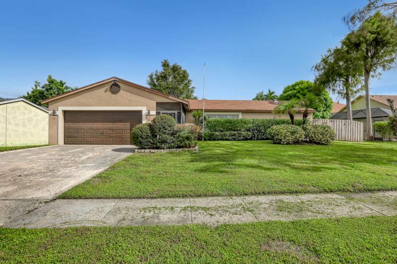 3 bedroom Single Family Residence at 102 Sand Pine Way, Royal Pines Est, Royal Palm Beach — photo 3