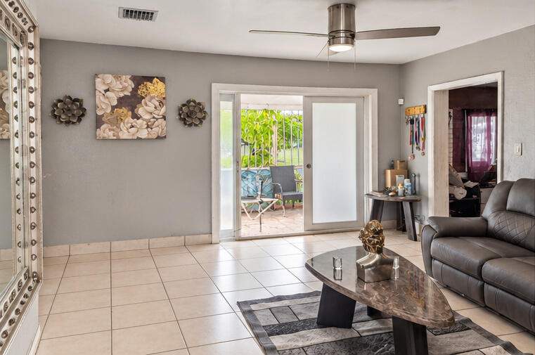 4 bedroom Single Family Residence at 4301 SW 28th Street, Hyde Park First Sec, West Park — photo 5