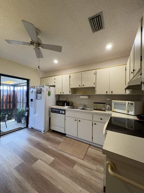 7917 SE Villa Circle, Hobe Sound FL - photo 7 of 24