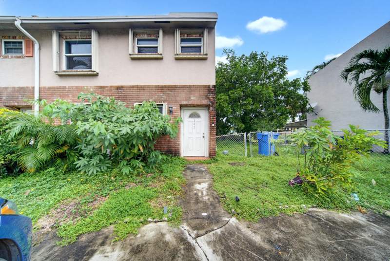 3 bedroom Townhouse at 247 Sunshine Drive, Coconut Creek 10th Sec, Coconut Creek — photo 2