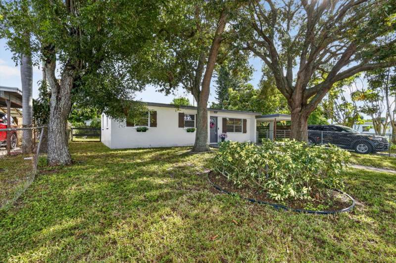 3 bedroom Single Family Residence at 3842 Ocala Road, Seminole Manor, Lake Worth — photo 2