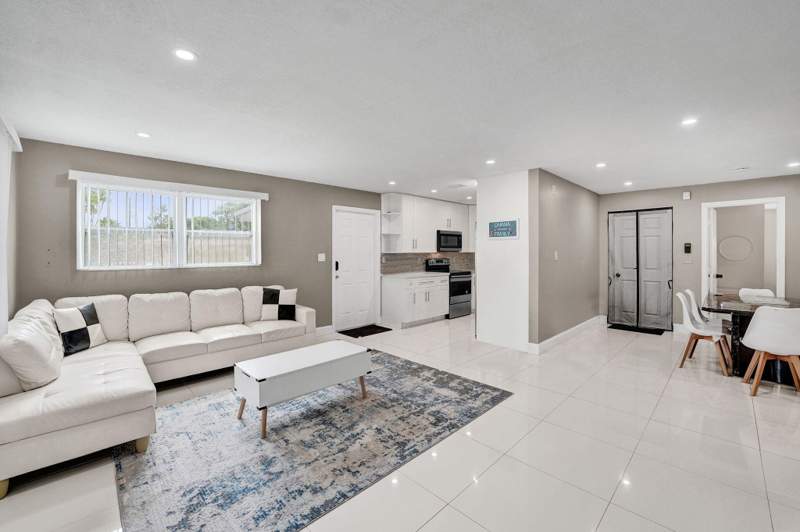 4 bedroom Single Family Residence at 921 NW 14th Street, Chateau Park Sec, Fort Lauderdale — photo 2