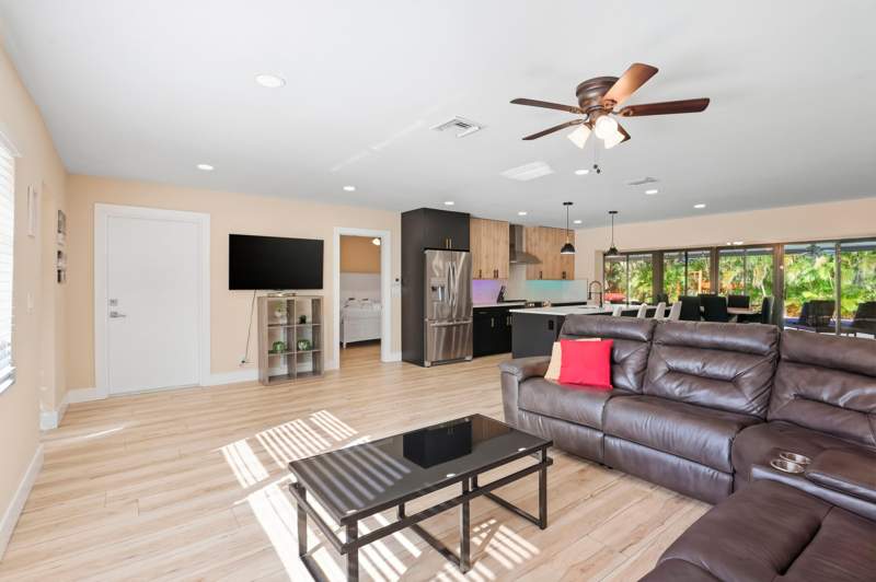 4 bedroom Single Family Residence at 6880 Kingston Drive, Island Estates, Lake Worth — photo 3