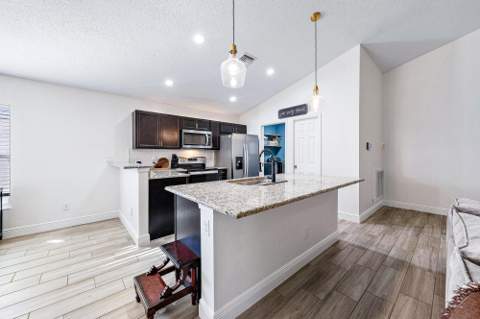 312 Palm Breezes Drive, Fort Pierce FL - photo 10 of 39