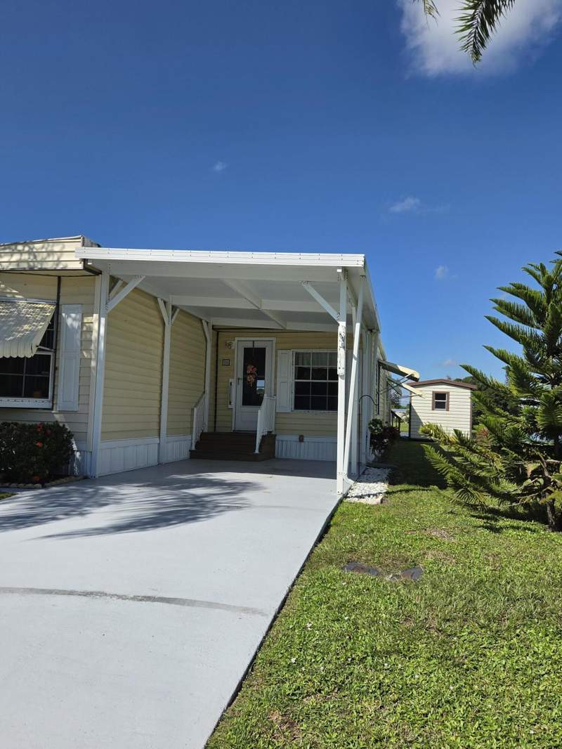 2 bedroom Manufactured Home at 99 W Caribbean, Golf Village, Port St. Lucie — photo 4