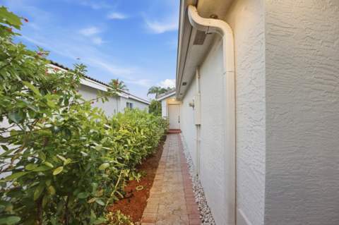 5231 NW 117th Avenue, Coral Springs FL - photo 6 of 37