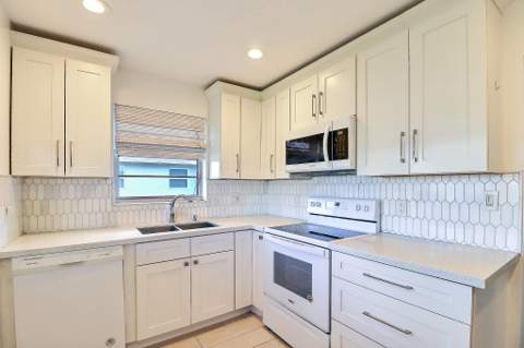 450 Bluebird Lane, Delray Beach FL - photo 9 of 32