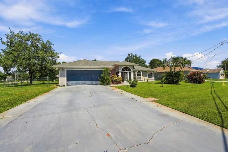 4 bedroom Single Family Residence at 2801 SE Hutchings Avenue, Port St Lucie Section 40, Port St. Lucie — photo 2
