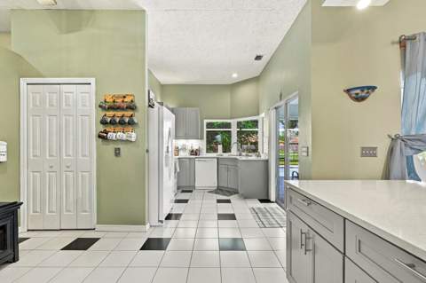 2801 SE Hutchings Avenue, Port St. Lucie FL - photo 8 of 36