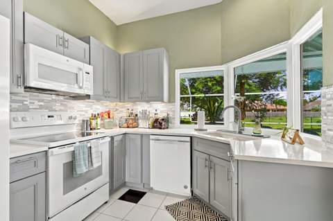 2801 SE Hutchings Avenue, Port St. Lucie FL - photo 9 of 36