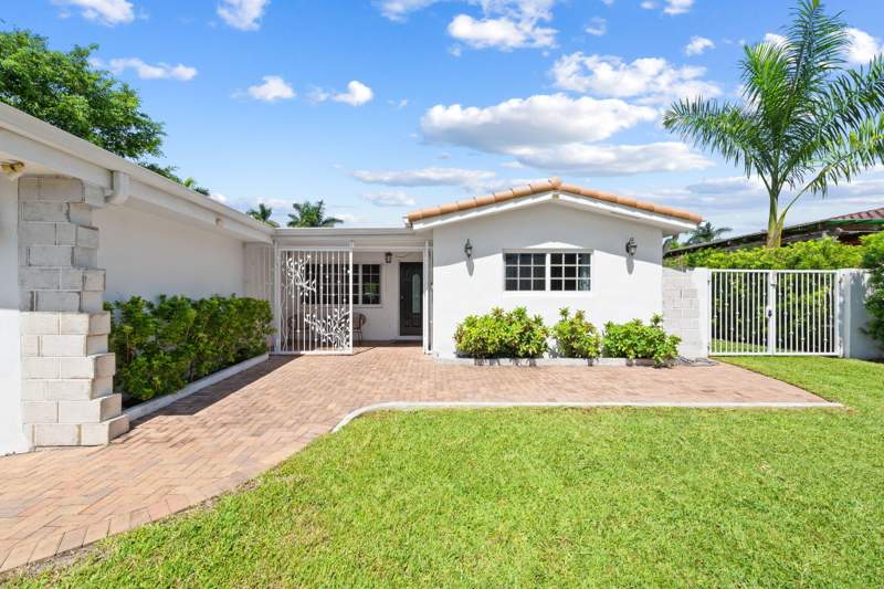 3 bedroom Single Family Residence at 1311 Pierce Street, Hollywood Lakes Section, Hollywood — photo 2