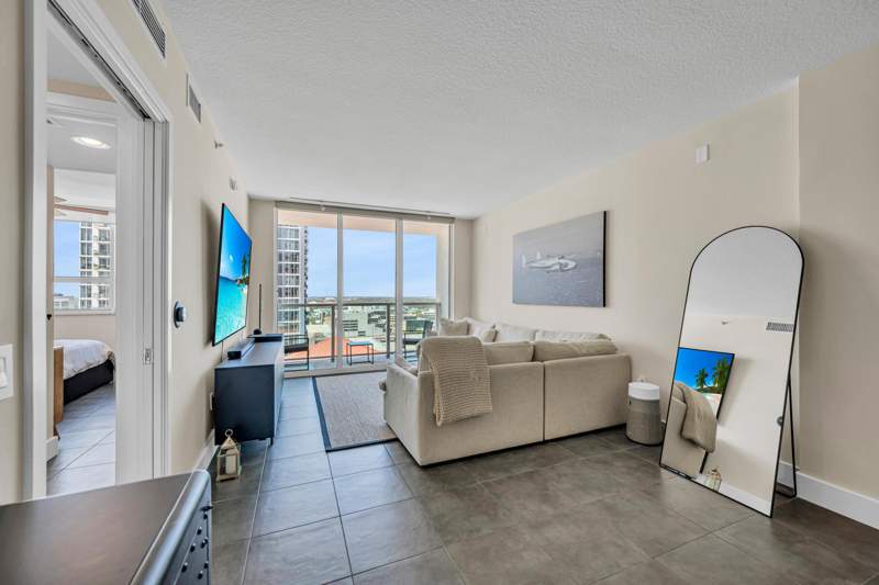 1 bedroom Condominium at 350 SE 2nd Street #1980, 350 Las Olas Place Condo, Fort Lauderdale — photo 2