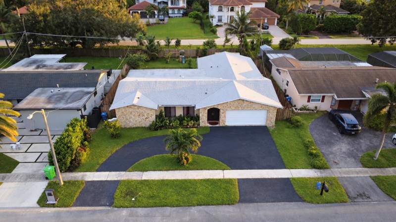 5 bedroom Single Family Residence at 11440 NW 29th Street, Sunrise Golf Village Sec 24, Sunrise — photo 2
