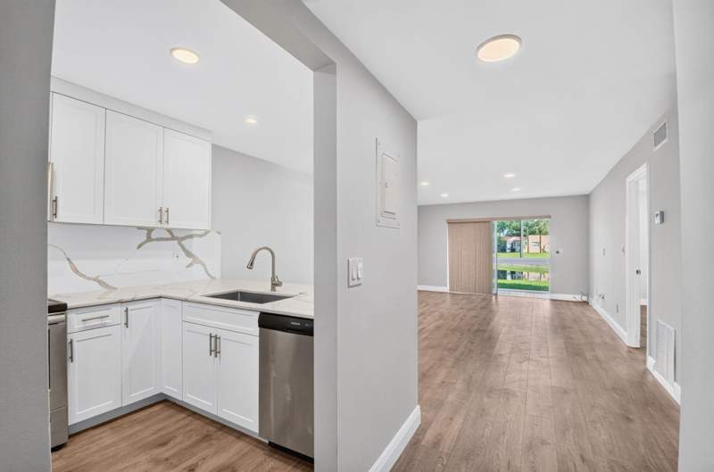 2 bedroom Condominium at 163 Lake Evelyn Drive, Golden Lakes Village Condo 1 Thru 13-A, West Palm Beach — photo 5