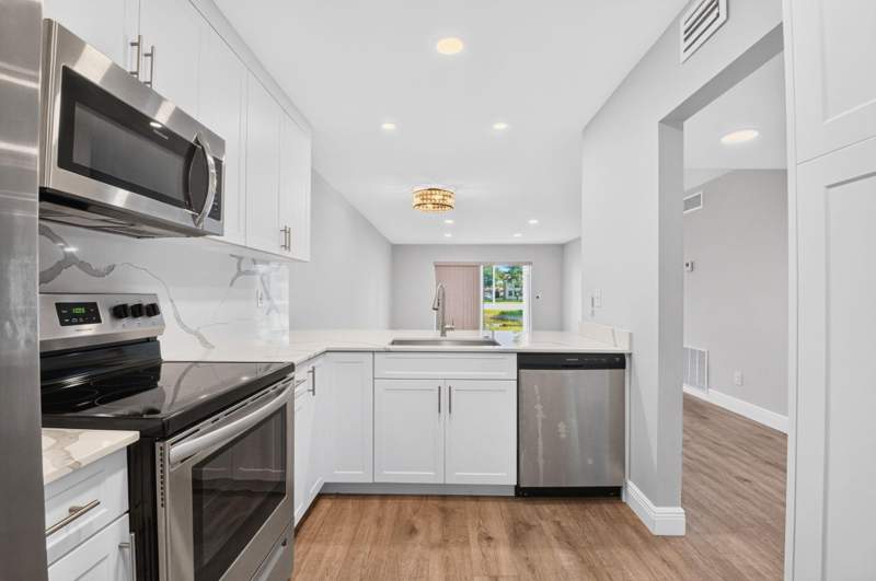 2 bedroom Condominium at 163 Lake Evelyn Drive, Golden Lakes Village Condo 1 Thru 13-A, West Palm Beach — photo 5