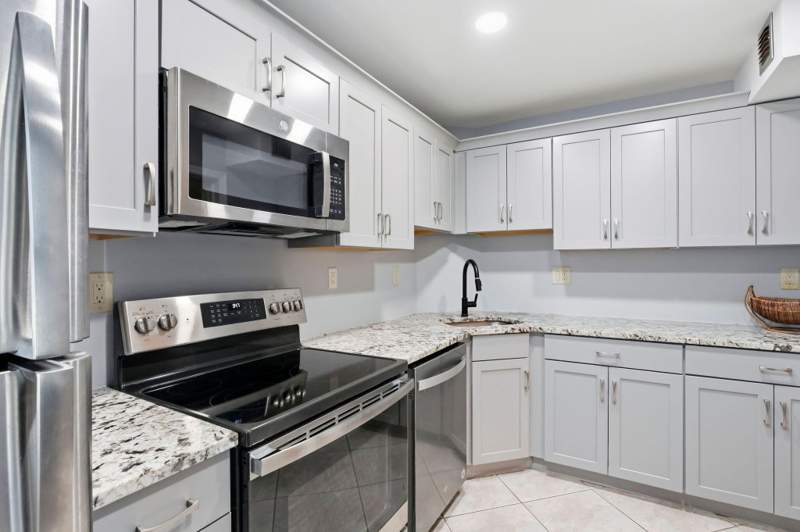 2 bedroom Condominium at 800 E Camino Real #312, Atrium Condo S 1/2 Of Lt 1, All Lts 2,7 And 8, Boca Raton — photo 2