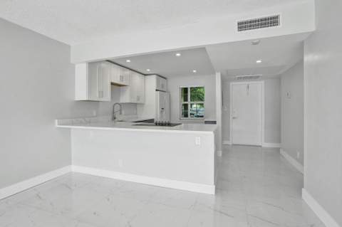 575 Oaks Lane #104, Pompano Beach FL - photo 13 of 20