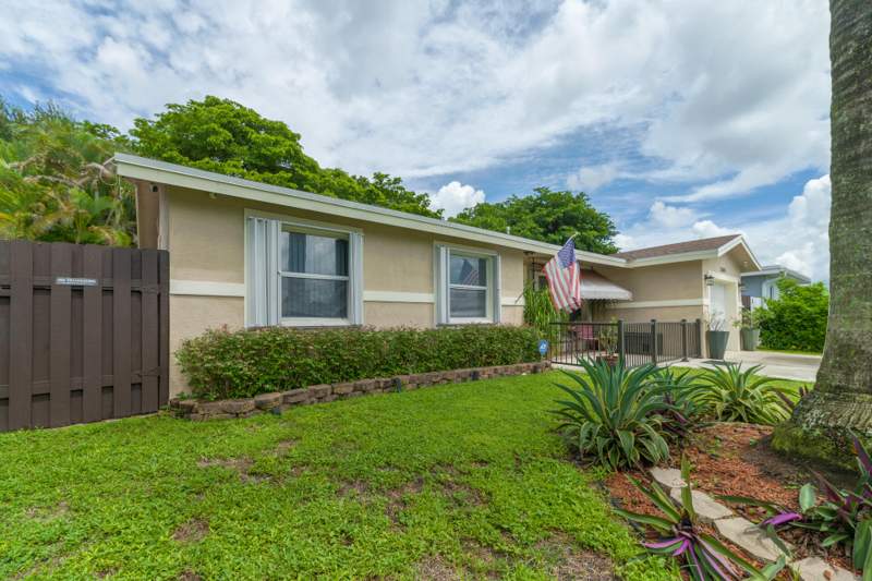 3 bedroom Single Family Residence at 11841 NW 33rd Street, Sunrise Golf Village, Sunrise — photo 2
