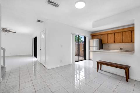 124 Lake Arbor Drive, Palm Springs FL - photo 8 of 37