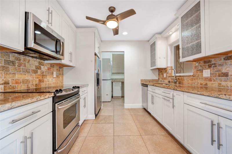 3 bedroom Single Family Residence at 2142 NE 17th Avenue, Middle River Manor Add, Wilton Manors — photo 4