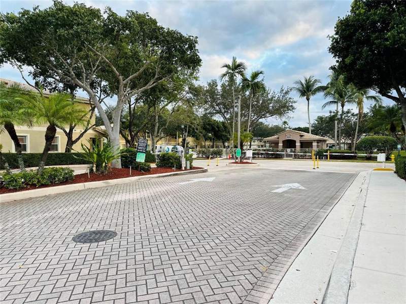 3 bedroom Townhouse at 8537 W Southgate Shores Circle, Woodmont Gardens, Tamarac — photo 3