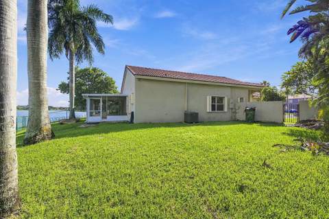 10627 NW 7th Street, Pembroke Pines FL - photo 8 of 31