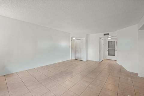 3871 Via Poinciana #104, Lake Worth FL - photo 6 of 28