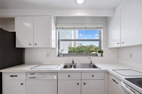 818 SE 4th Street #201, Fort Lauderdale FL - photo 16 of 33