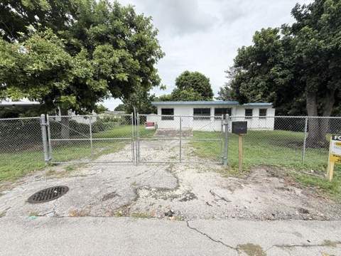 1421 NW Avenue D, Belle Glade FL - photo 10 of 45
