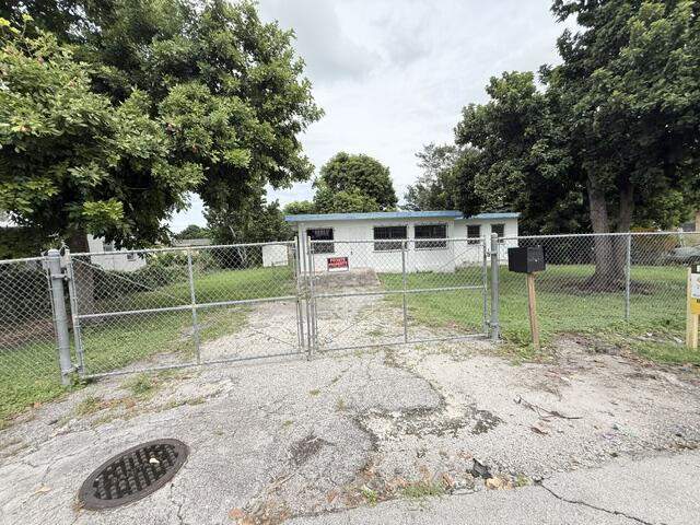 4 bedroom Single Family Residence at 1421 NW Avenue D, Sylda Heights Belle Glade, Belle Glade — photo 3