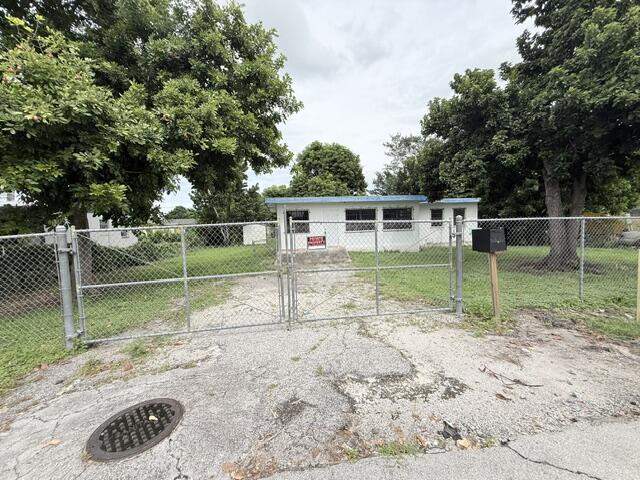 4 bedroom Single Family Residence at 1421 NW Avenue D, Sylda Heights Belle Glade, Belle Glade — photo 4