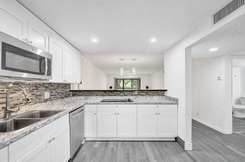 2 bedroom Condominium at 310 Lakeview Drive #105, Racquet Club Apts At Bonaventure, Weston — photo 5