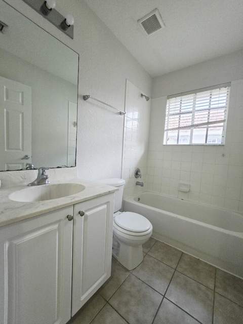 4154 Napoli Lake Drive, Riviera Beach FL - photo 15 of 18
