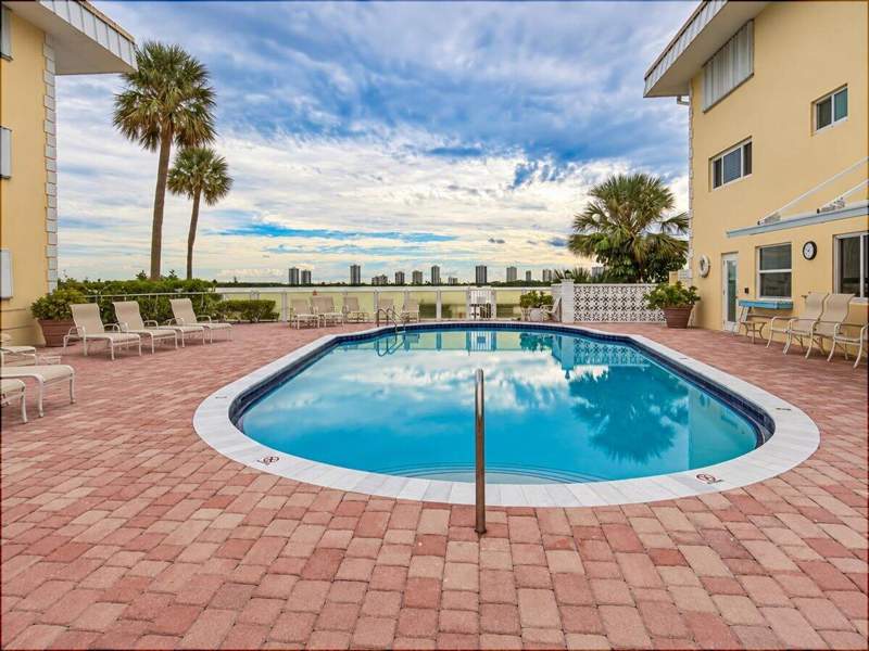1 bedroom Stock Cooperative at 101 Doolen Court #205, Lake Colony Apts One Inc, North Palm Beach — photo 3